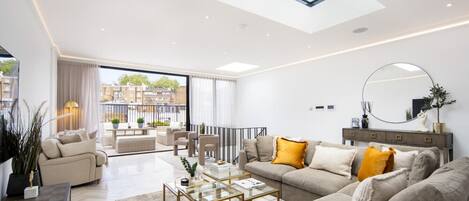 Una Smart TV, libros