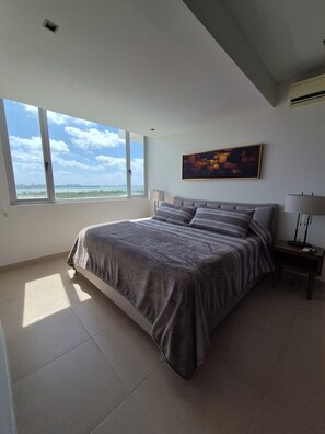 2 bedrooms, desk, iron/ironing board, travel cot -  Phenomenal ocean view  2bed, 2 bath Apartment. (Cancún)