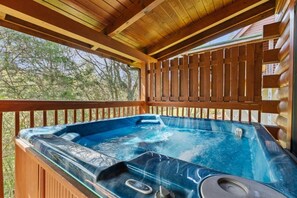 Outdoor spa tub - Sevierville: Serene Creek Cabin (Sevierville)
