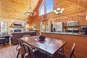 Dining - Sevierville: Serene Creek Cabin (Sevierville)
