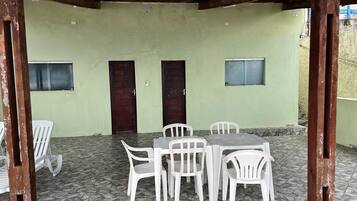 Vierbettzimmer, Strandblick | Terrasse/Patio