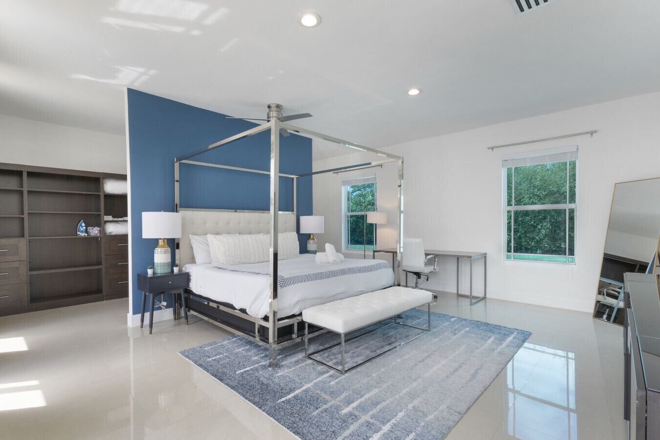 6 Schlafzimmer, Schreibtisch, Bügeleisen/Bügelbrett, Reisekinderbett