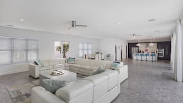 Smart TV, chimenea, videojuegos y futbolito