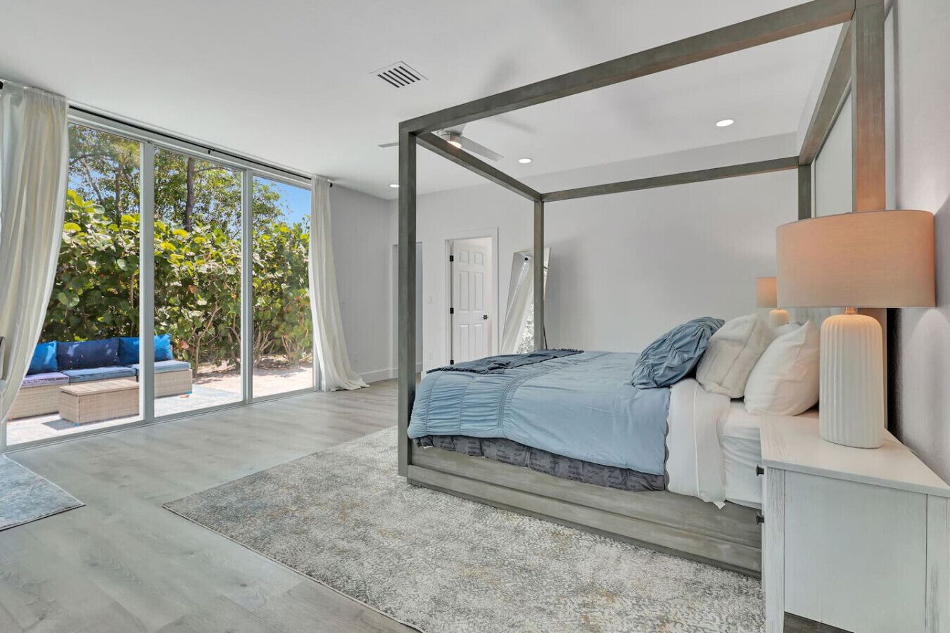 6 habitaciones, escritorio y tabla de planchar con plancha 