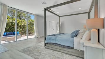6 bedrooms, desk, iron/ironing board, travel cot