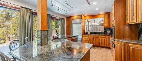 冷蔵庫、電子レンジ、オーブン、コンロ