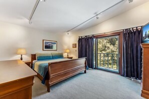 4 sovrum, skrivbord, strykjärn/strykbräda och resesäng