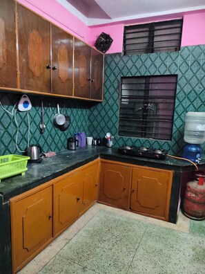 Fridge, stovetop, electric kettle, cookware/dishes/utensils - Centrally located in the City of Guwahati.good communication.Family friendly (Guwahati)