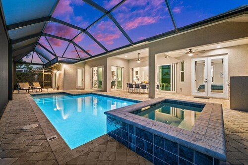 Modern Luxury • 5 Min to Beach • Heated Pool & Spa