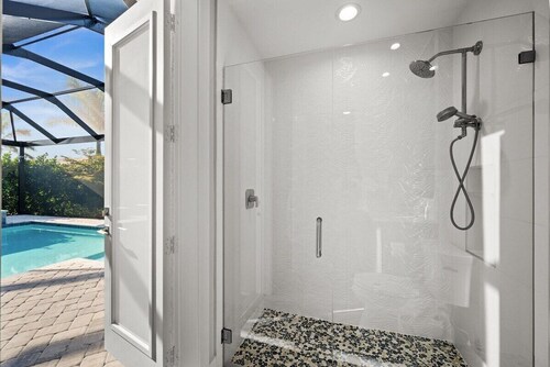 Modern Luxury • 7 Min to Beach • Heated Pool & Spa