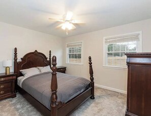 3 habitaciones, tabla de planchar con plancha, wifi y ropa de cama 