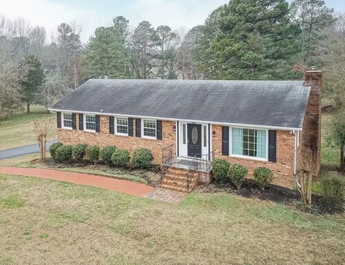 Family Retreat - 3-bedroom unit with NEW Pool, WiFi and AC in North Durham