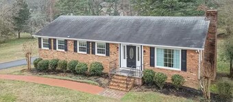 Family Retreat - 3-bedroom unit with NEW Pool, WiFi and AC in North Durham