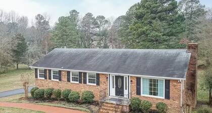 Family Retreat - 3-bedroom unit with NEW Pool, WiFi and AC in North Durham