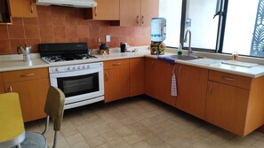 Private kitchen - Cómoda habitación privada con baño compartido a cerca de la UAQ en Querétaro (Santiago de Querétaro)