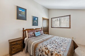 5 bedrooms, desk, iron/ironing board, travel crib