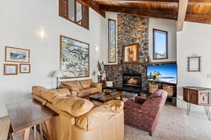 TV, caminetto, tavolo da calcetto, tavolo da ping pong