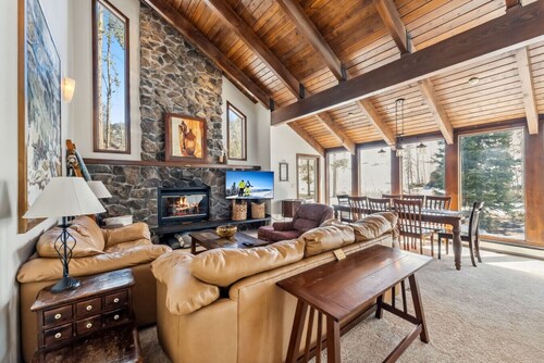 Spacious Forest-Backed Lodge • 5BR • Game Room • Minutes to Slopes