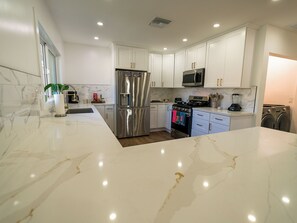 Een microgolfoven, een oven, een kookplaat, een vaatwasser