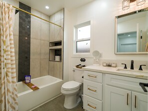 Dusche, Haartrockner, Handtücher, Seife