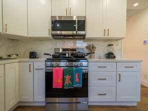 Een microgolfoven, een oven, een kookplaat, een vaatwasser