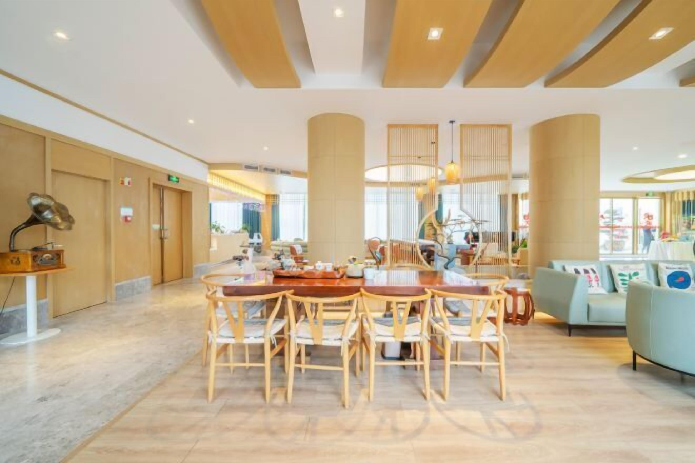 Lobby lounge