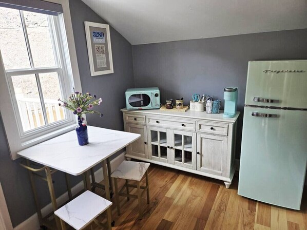 Frigorifero, microonde, macchina per tè/caffè