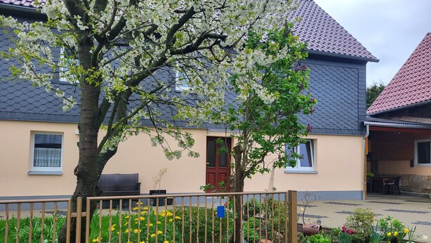 A house with a garden, a fence, and a door. - Vacation Home with a View of Stolpen Castle at the "Gateway to Saxon Switzerland" (Dürrröhrsdorf-Dittersbach)