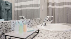 Haartrockner, Handtücher, Seife, Toilettenpapier