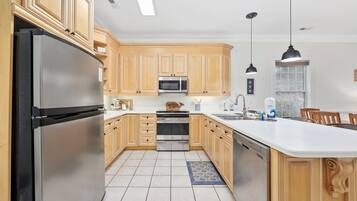 Een koelkast, een microgolfoven, een oven, een kookplaat