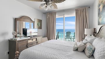 2 soverom, skrivebord, strykejern/-brett og reiseseng for barn