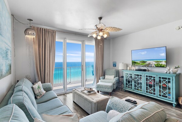 TV connectée, lecteur de DVD, livres, chaîne hi-fi