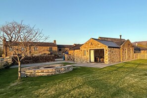 A stone building with a stone staircase leading to a door, surrounded by a stone wall and a grassy area. - Ribble Valley Hideaways - Your tranquil escape awaits! (Preston)