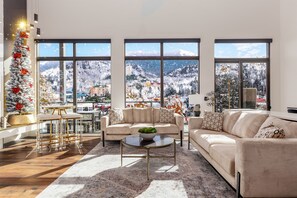 Smart-tv, eldstad, bordsfotboll och böcker