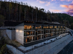 Exterior - 5min walk to Gatlinburg|Mtn View|Indr Pool|Sauna| (Gatlinburg)