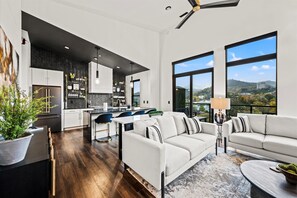 Smart-TV, Kamin, Tischfußball, Bücher