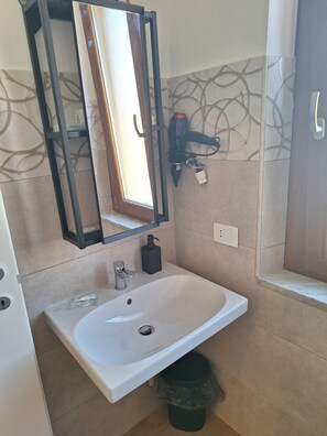 Douche, sèche-cheveux, bidet, serviettes fournies