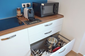 Frigorífico, microondas, placa de cocina y lavavajillas