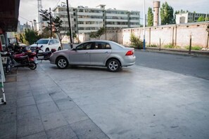 Self-parking (surcharge) - Hejing Xingang Hotel (Hejing)