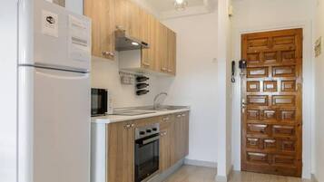 Frigorífic, microones, forn i cafetera i tetera