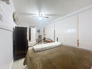 1 slaapkamer, een strijkplank/strijkijzer, gratis wifi, beddengoed
