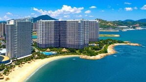 A coastal hotel with multiple high-rise buildings, a beach, and a clear view of the ocean. - Linghai Seaview Apartment (Huizhou Huidong Shili Yintan Shop) (Huidong)