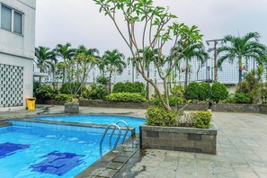 Una piscina al aire libre
