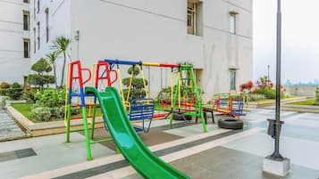 Lasten leikkialue ulkona