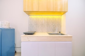 Private kitchen - Cozy Stay and Comfort Studio at Evenciio Margonda Apartment (Depok)
