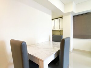 Standard Apartment, 2 Bedrooms (Apartment) | Dining room