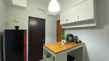 Standard Apartment, 1 Bedroom (Apartment) | Dining room