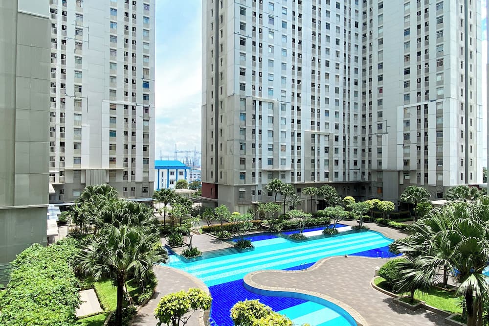 Stunning and Comfy Studio at Green Bay Pluit Apartment