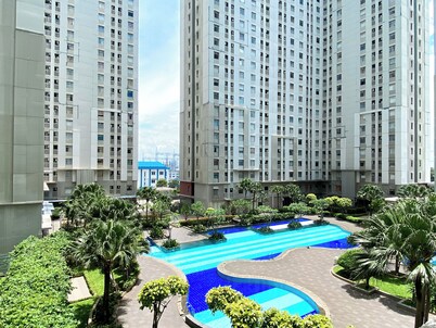 Stunning and Comfy Studio at Green Bay Pluit Apartment