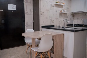 Standard Apartment, 1 Bedroom (Apartment) | Dining room
